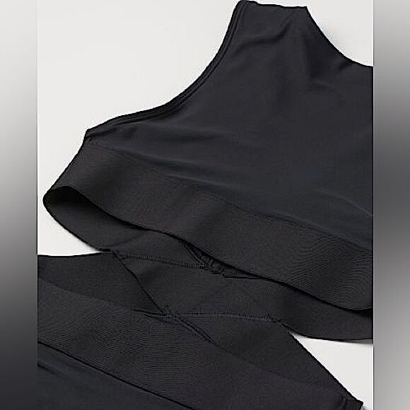 H&M med V-neck swimsuit. Two-part section at back, cut-out sections at sides - Picture 2 of 11